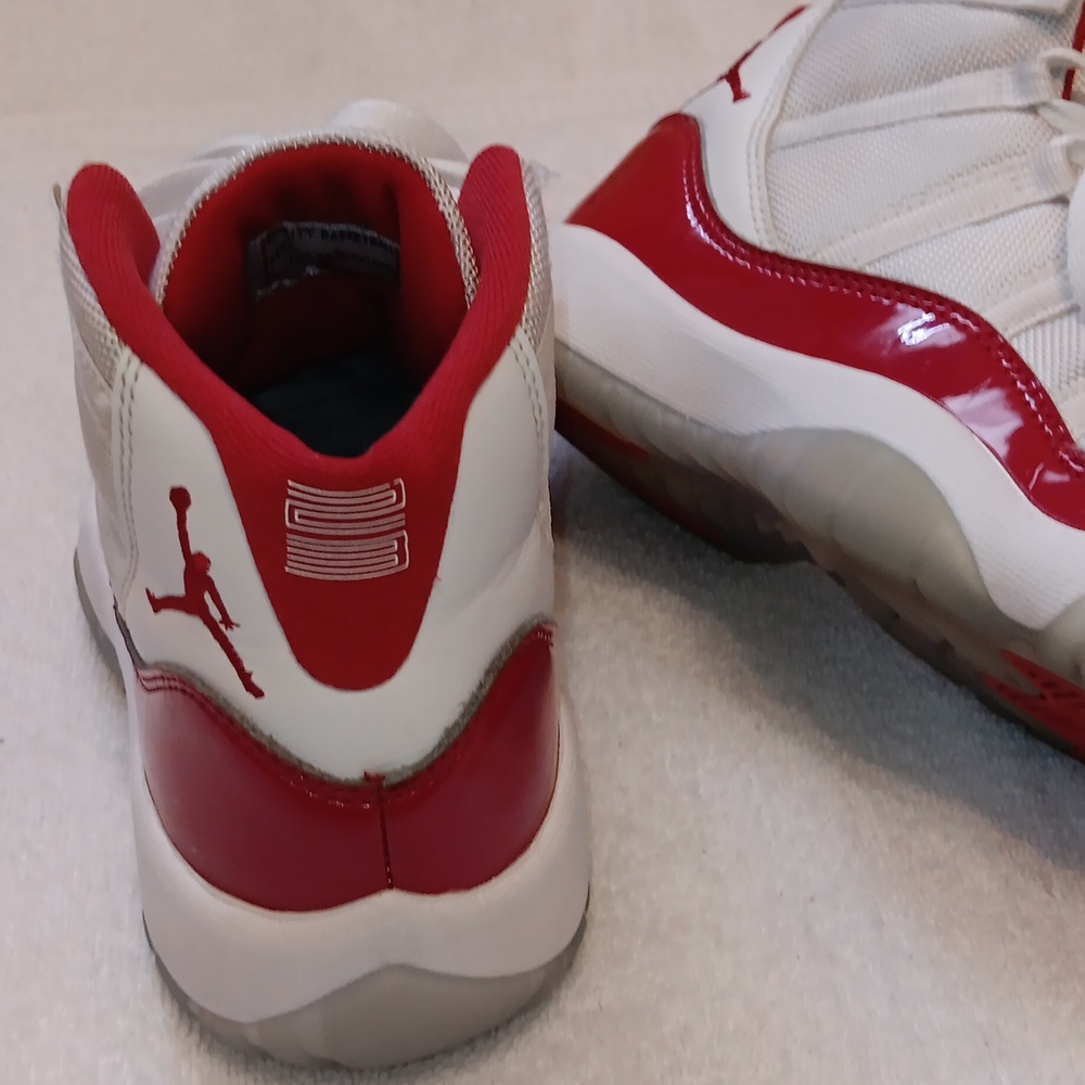 Jordan retro 11. Size 3.5 youth. Red/wht - Picture 6 of 8